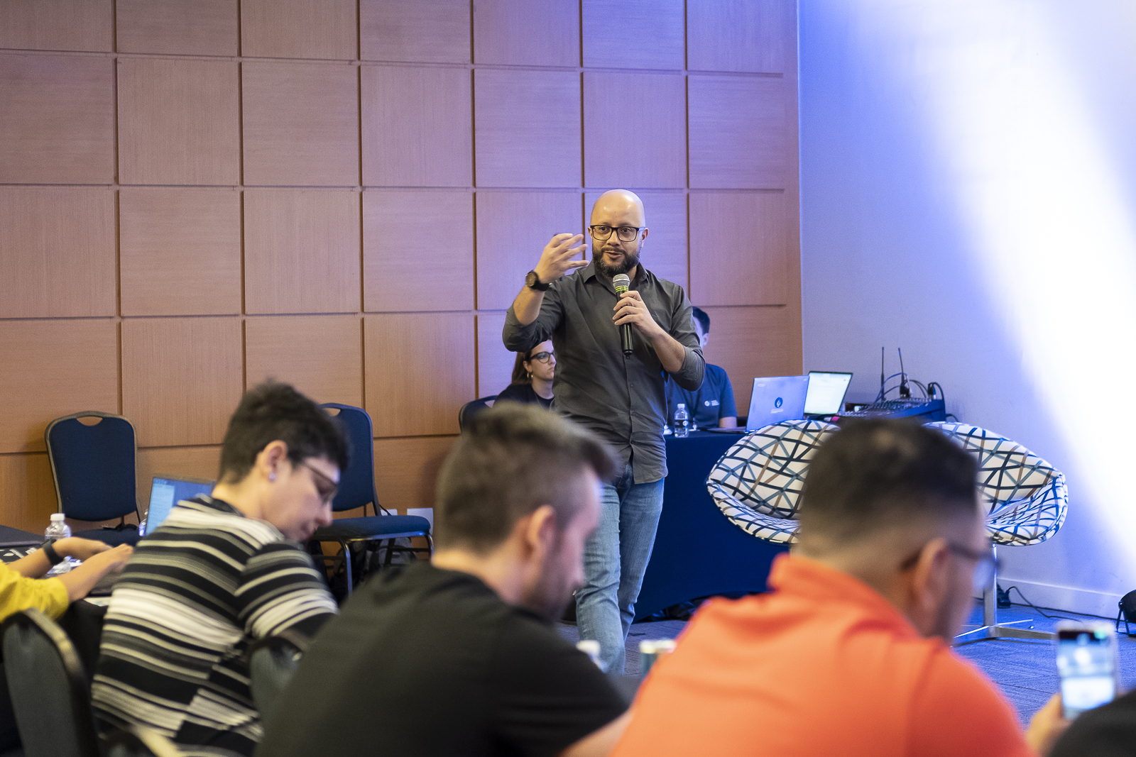 Hugo Santos, especialista em vendas omnichannel e marketing conversacional, explicando o marketing de conversas em três passos.